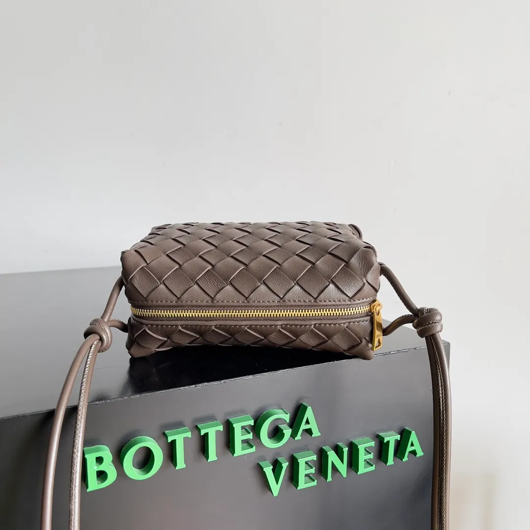 Batch 1560 New version and new color (third generation) 𝗕𝗼𝘁𝘁𝗲𝗴𝗮 𝗩𝗲𝗻𝗲𝘁𝗮———— The latest version of the loop camera bag💥 at the BV King of Cost-Effectiveness counter, large woven texture➕As always, ultra-high-quality lambskin, with zippers and adjustable drawstrings, it is especially suitable for the belly💫It can fit anything, and it is very light in weight. It is suitable for girls of all ages. Size: 17*10*6cm Style number: 723547